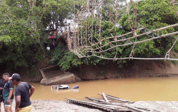 Puente colgante se desplomó en Necoclí, dejó 5 muertos