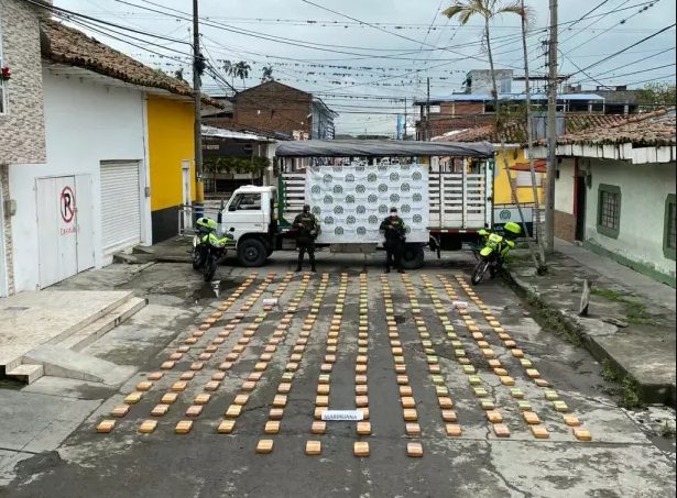 Camión abandonado tenía ocultos 434 paquetes de marihuana