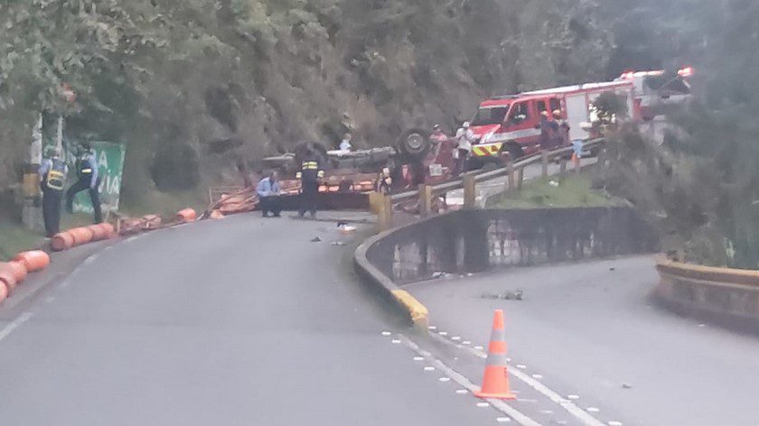 camión pipetas volcó en envigado