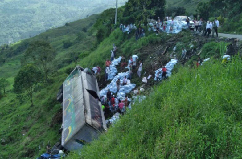 Camión se volcó en Antioquia y fue saqueado pese a que el conductor estaba gravemente herido
