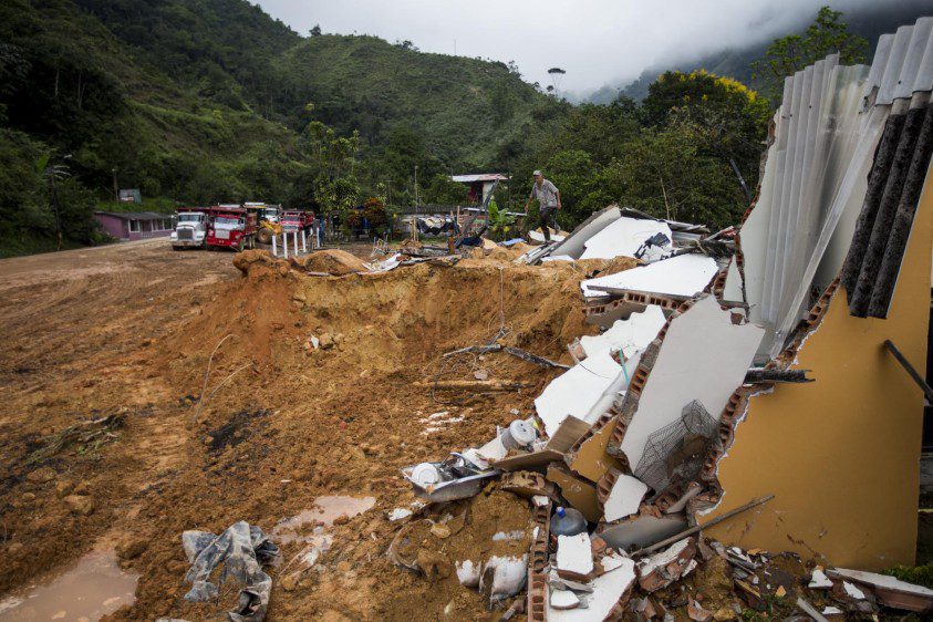 Por riesgo de derrumbe sigue cerrada la medellín-bogotá