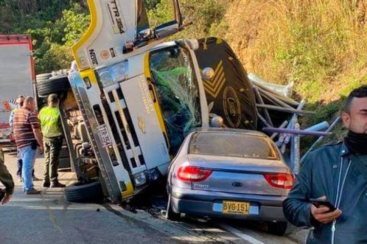 volcó volcó camión sobre un carro