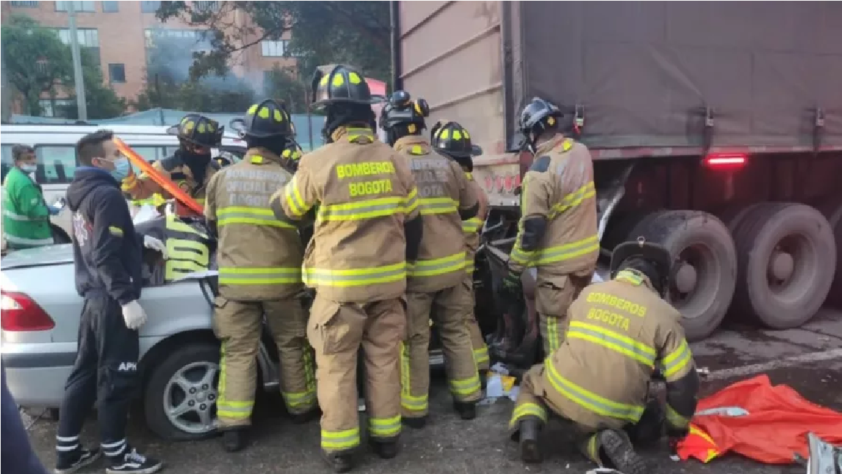 VIDEOS: Vehículo quedó incrustado en el trailer de una tractomula