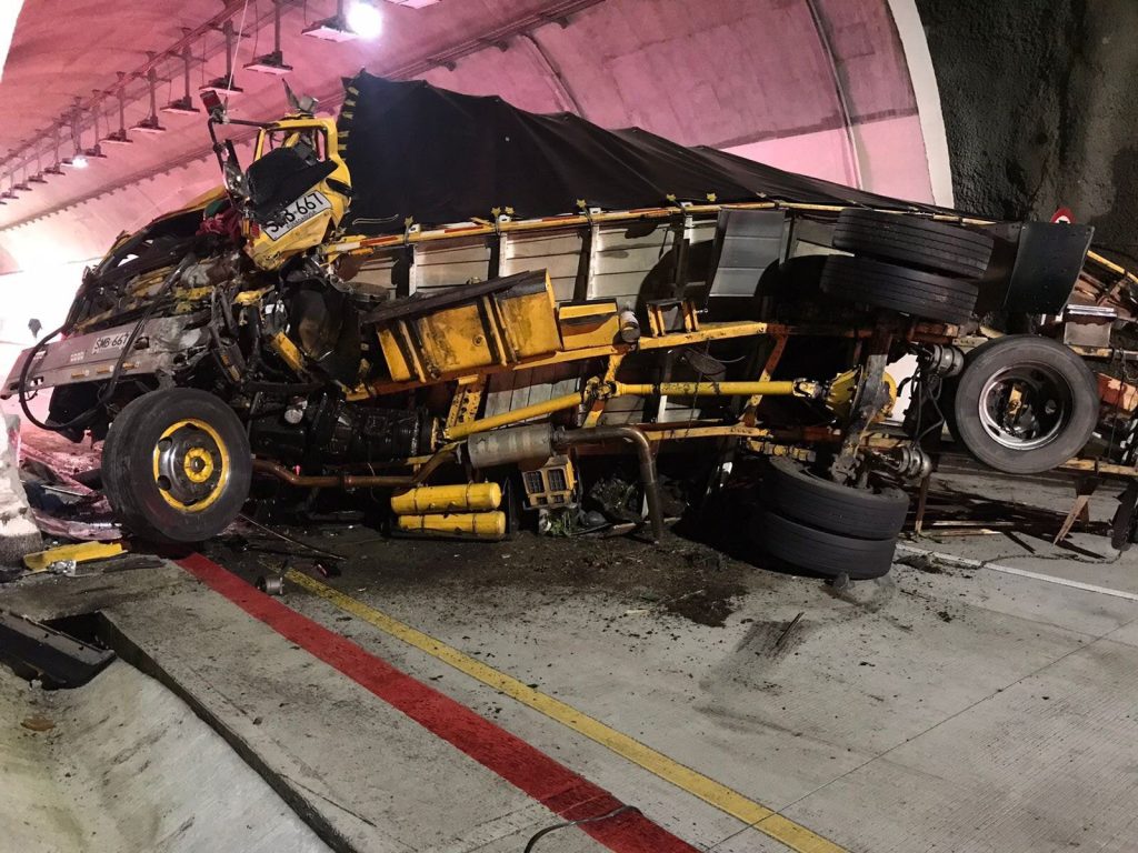 túnel de la línea Accidente Túnel de la línea entre bus y camión