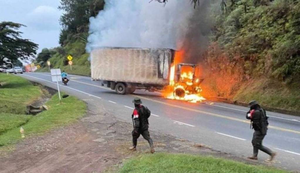incineran un camión en la vía Panamericana