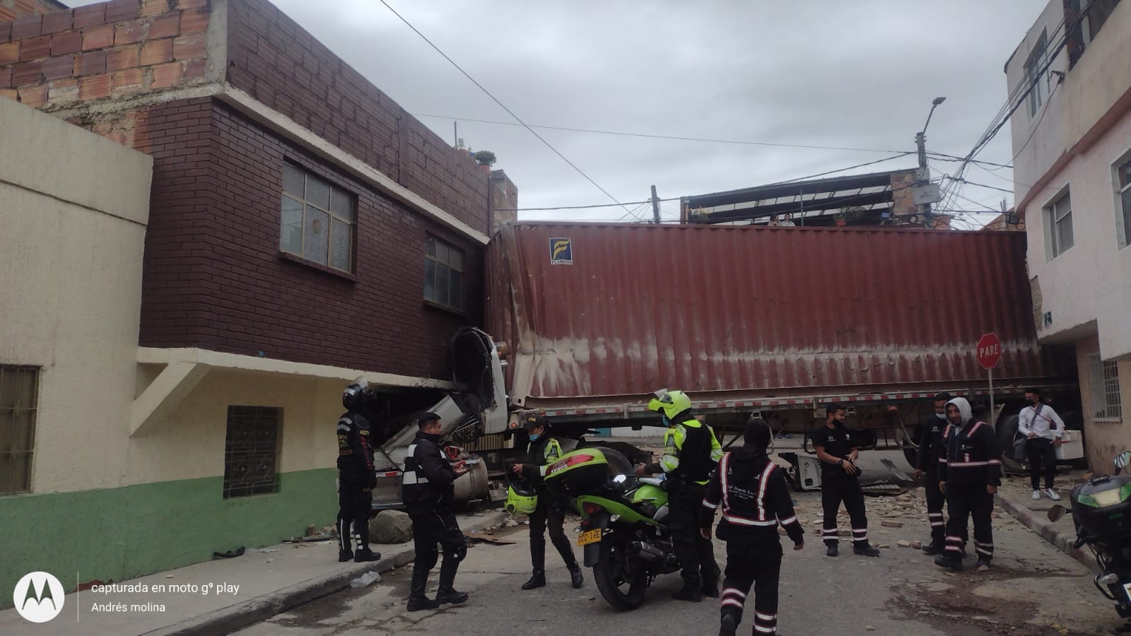¡Por pocos segundos! Hombre contó como se salvó del fuerte accidente luego de que una tractomula impactara en su vivienda.