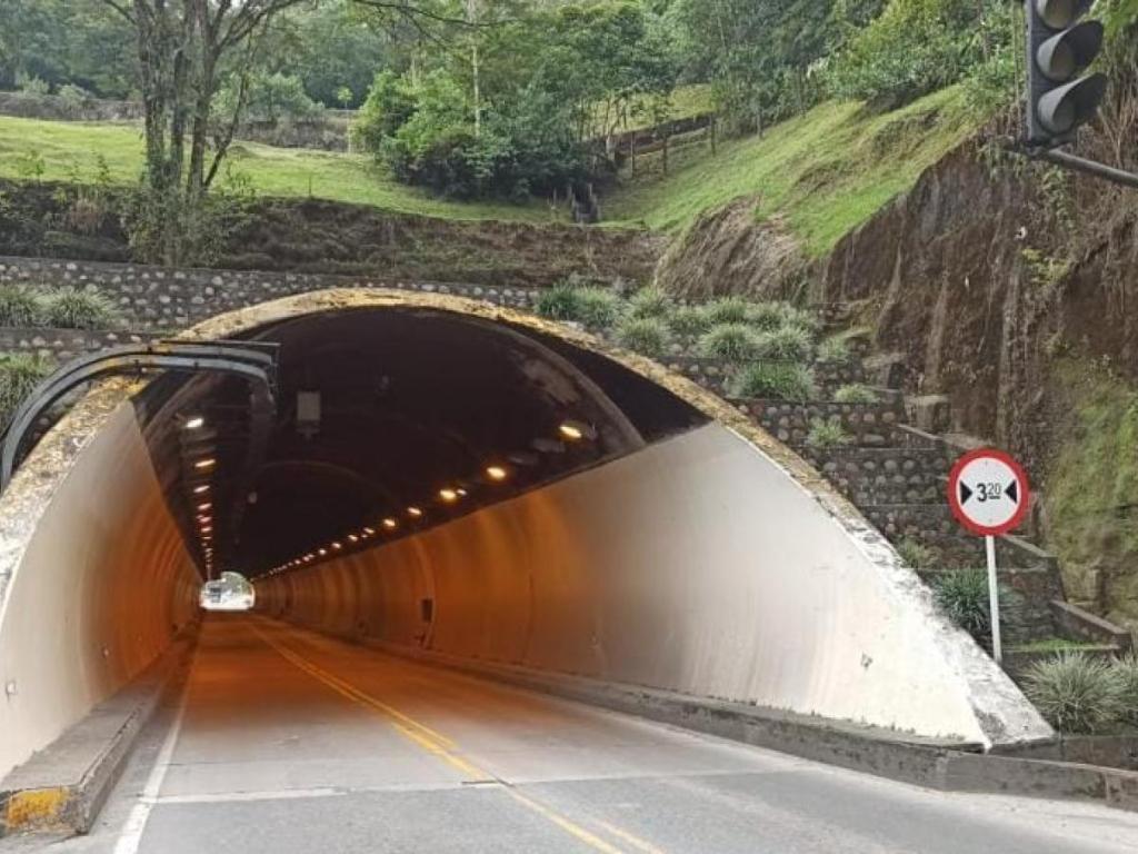 túneles de la vía al Llano