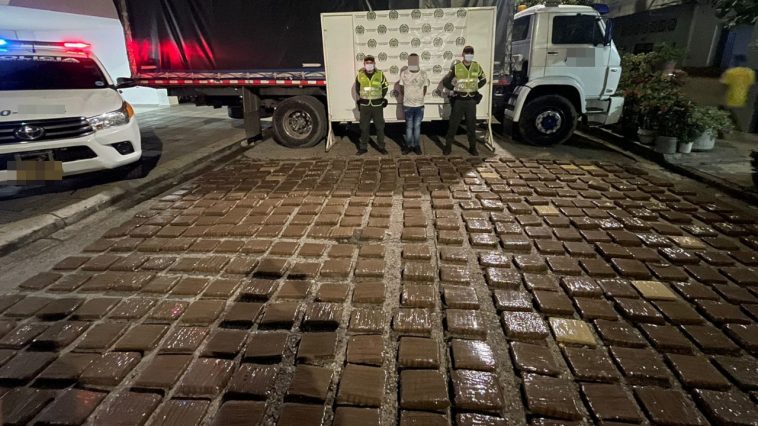 ¡La yerba está cara! Cae otro cargamento de marihuana avaluado en 900 millones de pesos.