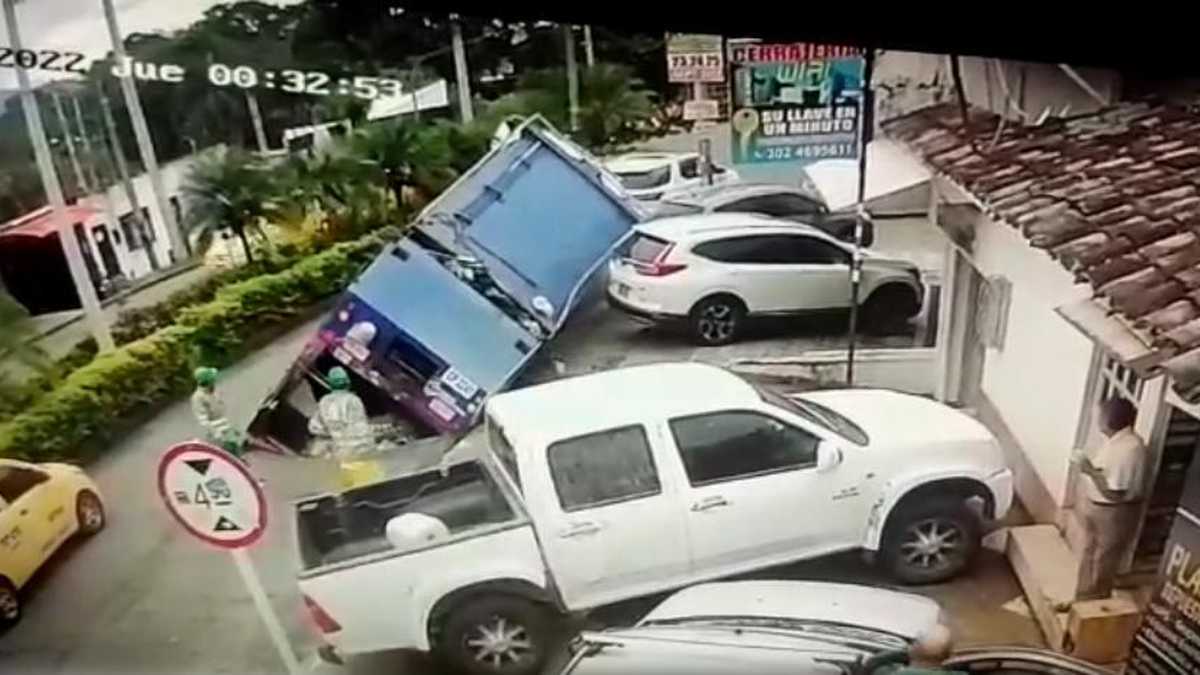 ¡Impactante video! Se abrió la tierra y por poco se traga a un camión recolector de basura.