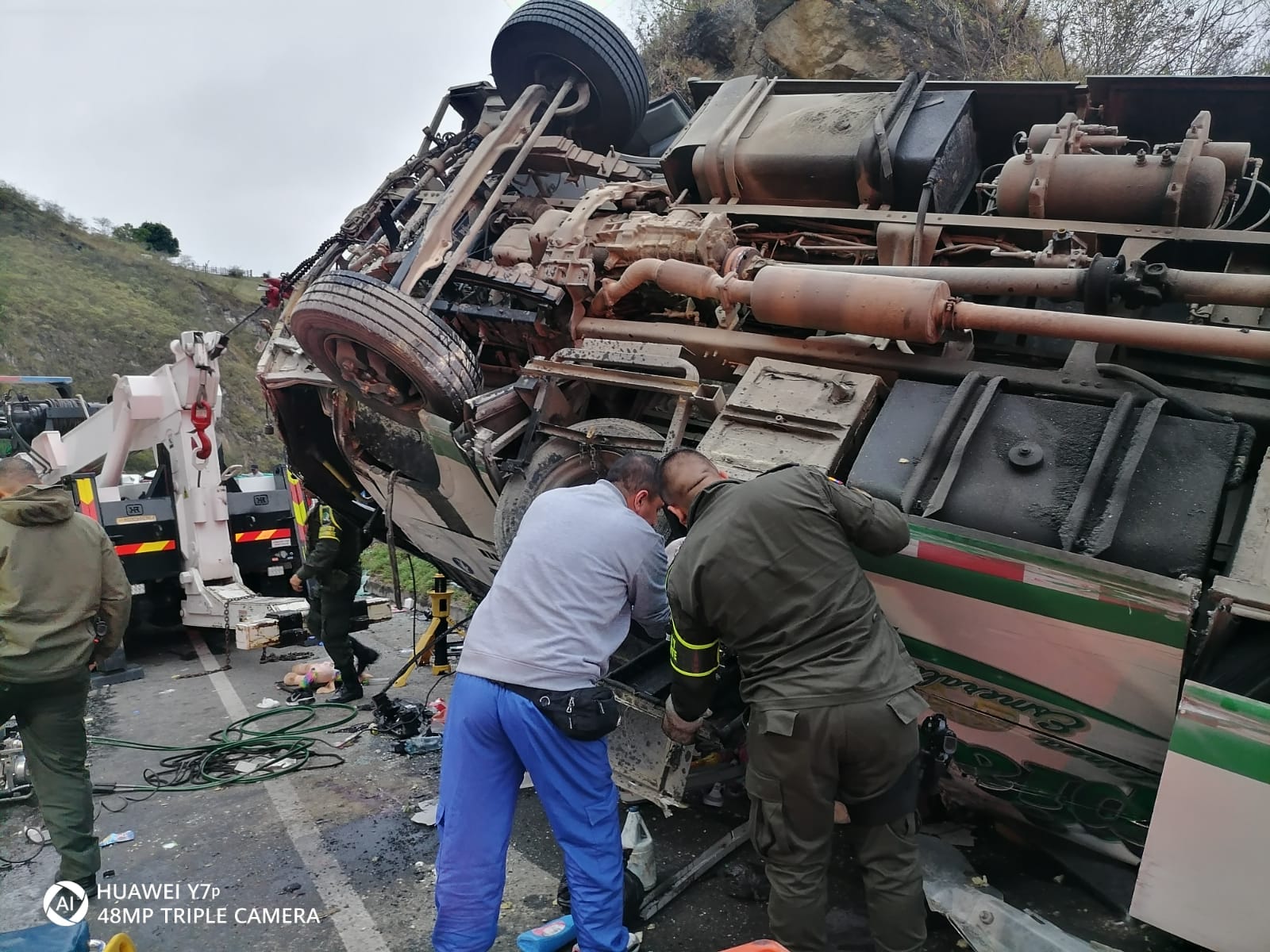 ¡Pasajeros al abismo! Grave accidente de un bus en la vía Panamericana deja varios heridos y más de 5 muertos.